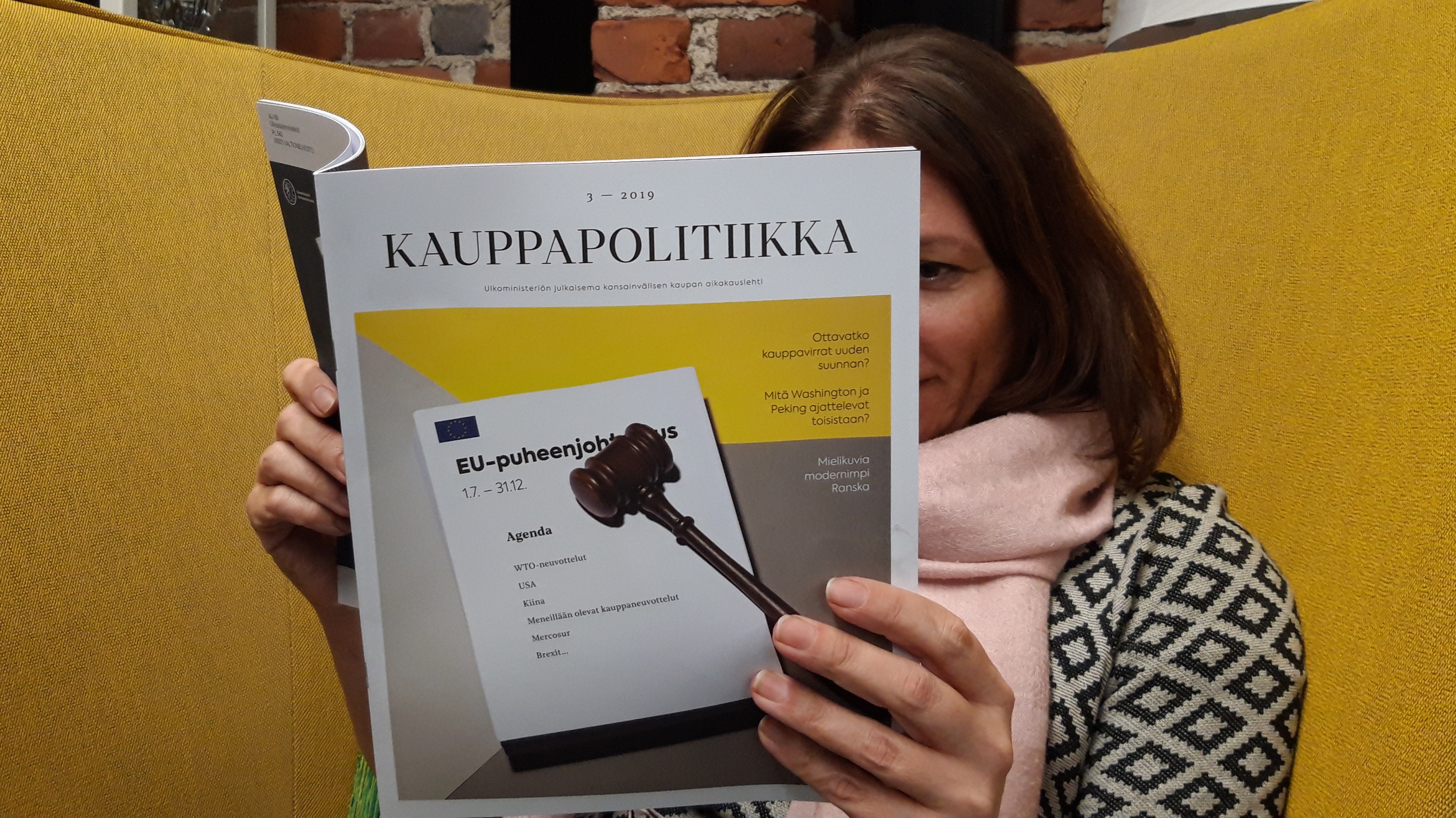 Kauppapolitiikka-lehden päätoimittaja Lotta Nuotio lukemassa Kauppapolitiikka-lehteä.
