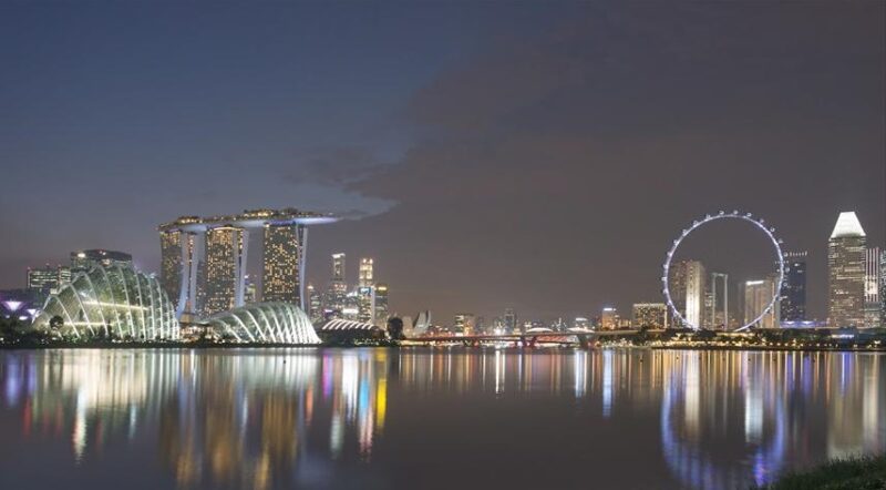 Kaupunkinäkymä Singaporen maamerkeistä illalla valojen loistaessa pimeässä