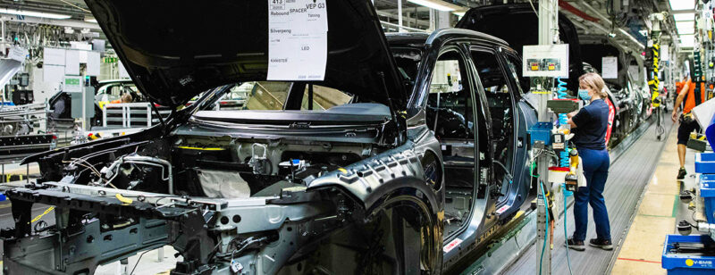 Työntekijä kokoa autoa hangityssuoja kasvoillaan Volvon tehtaalla Ruotsissa.