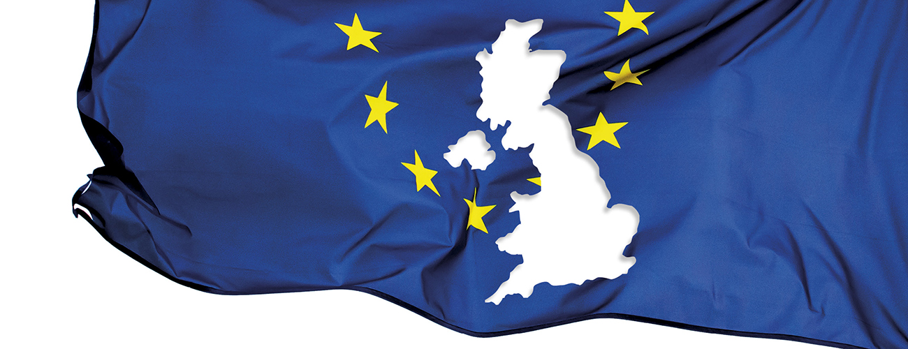EU-lippu, jossa Britannian muotoinen reikä.