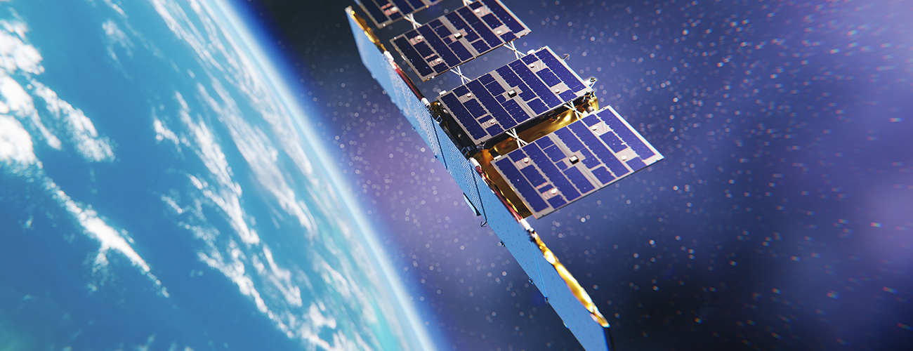 Taiteilijan näkemys ICEYE-satelliitista avaruudessa, taustalla näkyy avaruus ja osa maapallosta.