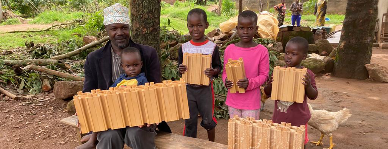 Mies ja hänen lapsensa pitävät käsissään Block solutionsin muovisia rakennuspalikoita.