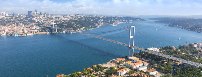 Valtava silta ylittää Bosborinsalmen Istanbulissa