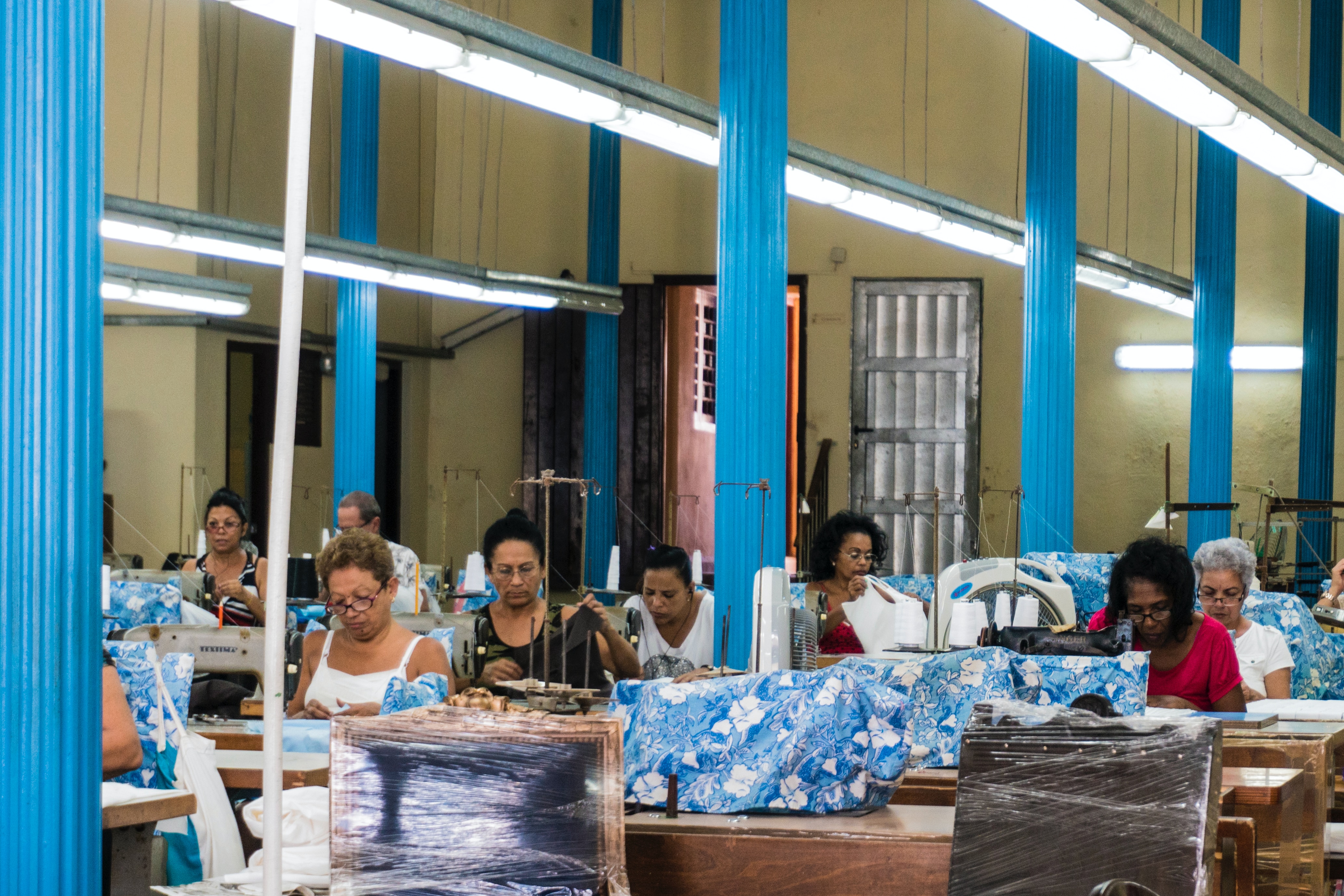 naisia ompelemassa tekstiilitehtaassa