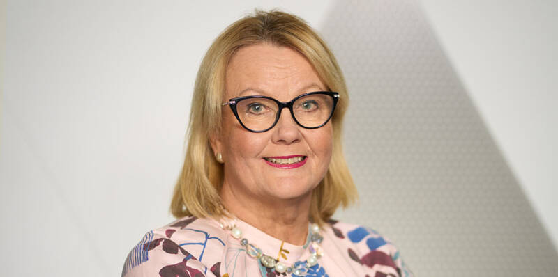 Paula Parviainen katsoo kohti kameraa.