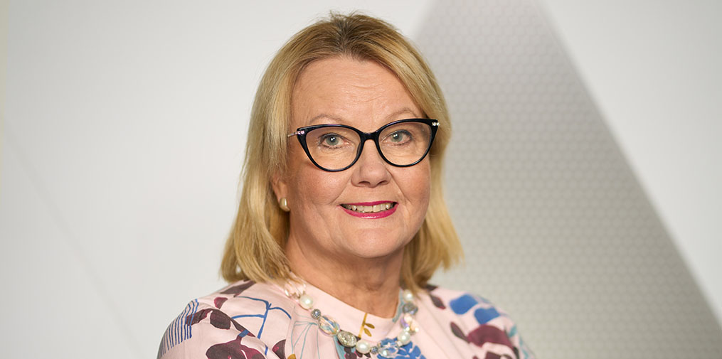 Paula Parviainen katsoo kohti kameraa.