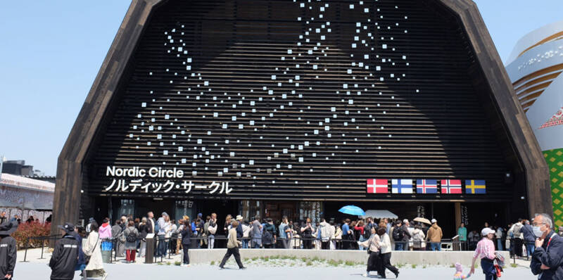 Pohjoismaiden puurakenteinen "Nordic Circle"-paviljongi Osakan maailmannäyttelyssä Japanissa.