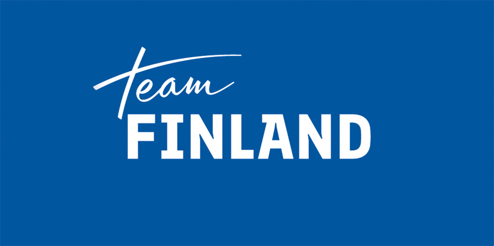 Team Finlandin logo, jossa sinisellä pohjalla valkoinen teksti.