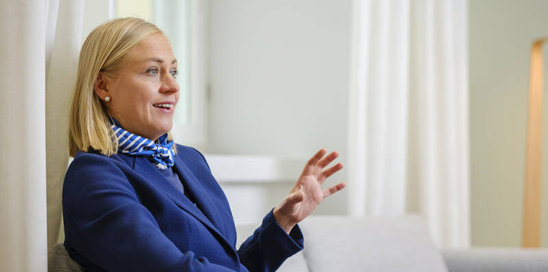 Elina Valtonen haastattelussa puhumassa kansainvälisestä politiikasta ja Euroopan tulevaisuudesta.