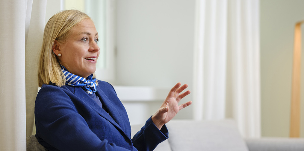 Elina Valtonen haastattelussa puhumassa kansainvälisestä politiikasta ja Euroopan tulevaisuudesta.