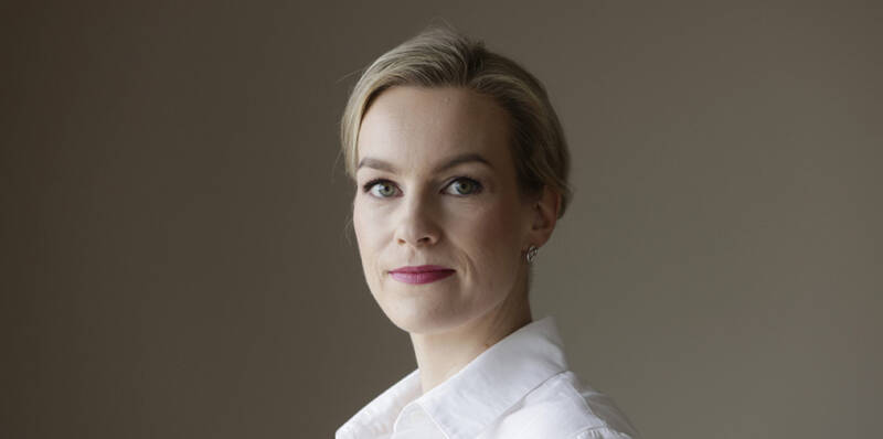 Hanne Mikkonen katsoo kohti kameraa.
