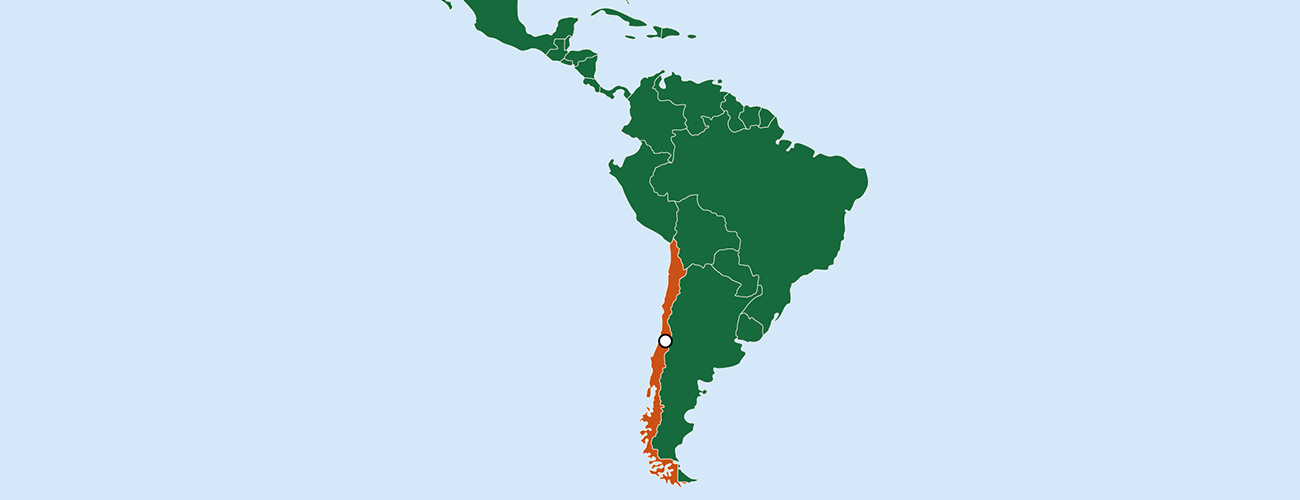 Piirretty kartta, jossa näkyy Etelä-Amerikka. Kartassa korostettuna Chile ja sen pääkaupunki Santiago de Chile.