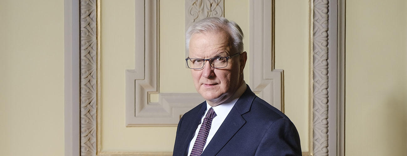 Suomen pankin pääjohtaja Olli Rehn katsoo kohti kameraa