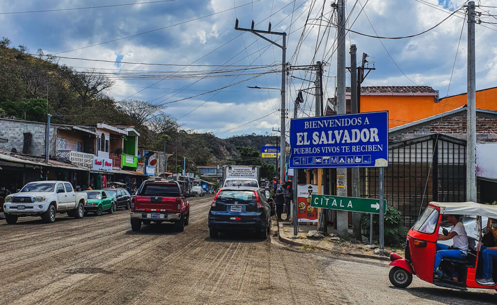 Autoja kadulla El Salvadorissa