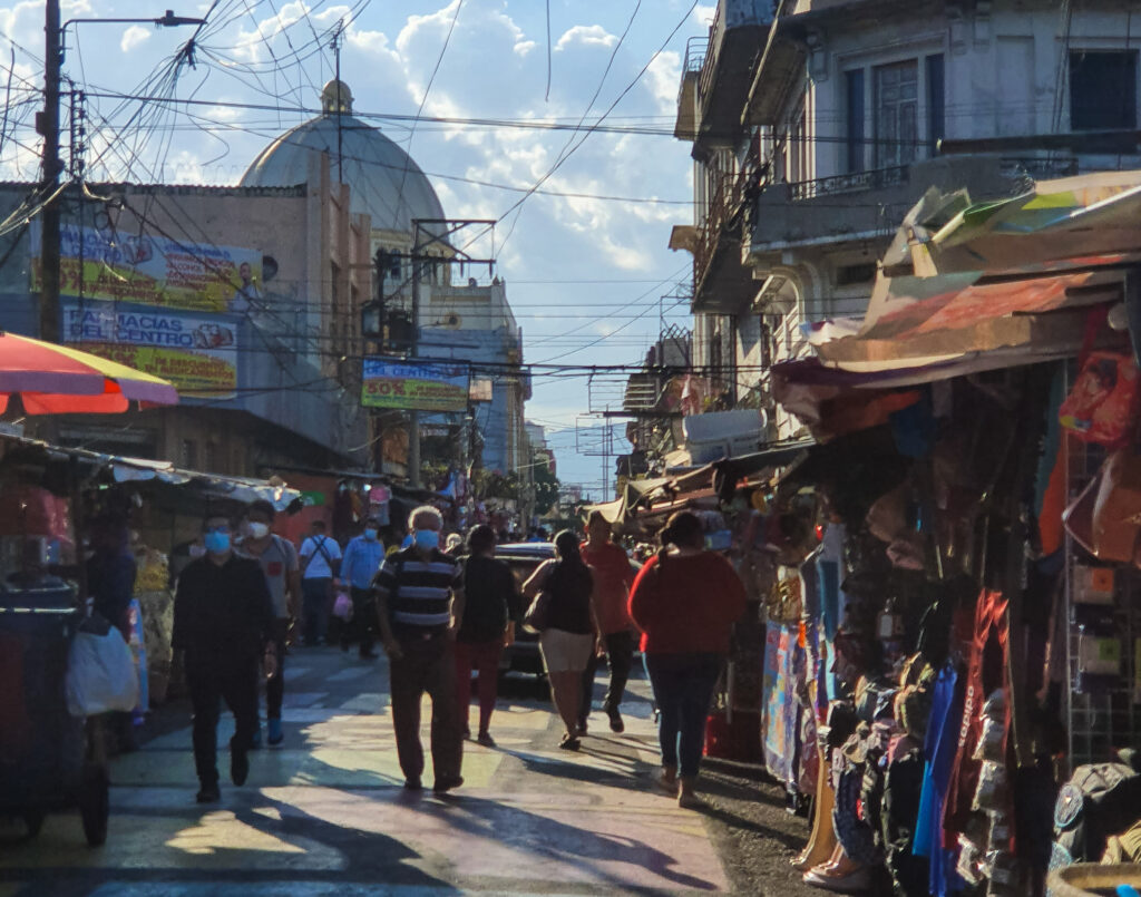 Ihmisiä kävelee kadulla El Salvadorissa