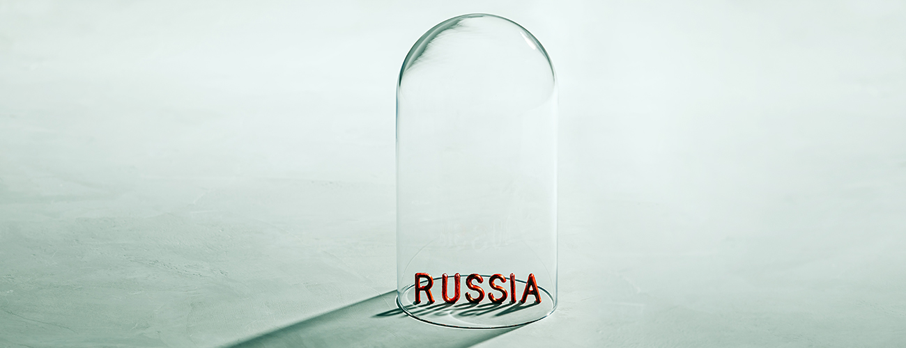 Kirjoitettu sana Russia on lasisen kuvun alla eristettynä.