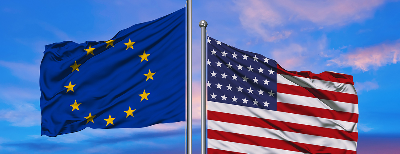 EU:n ja USA:n liput liehuvat lipputangossa.