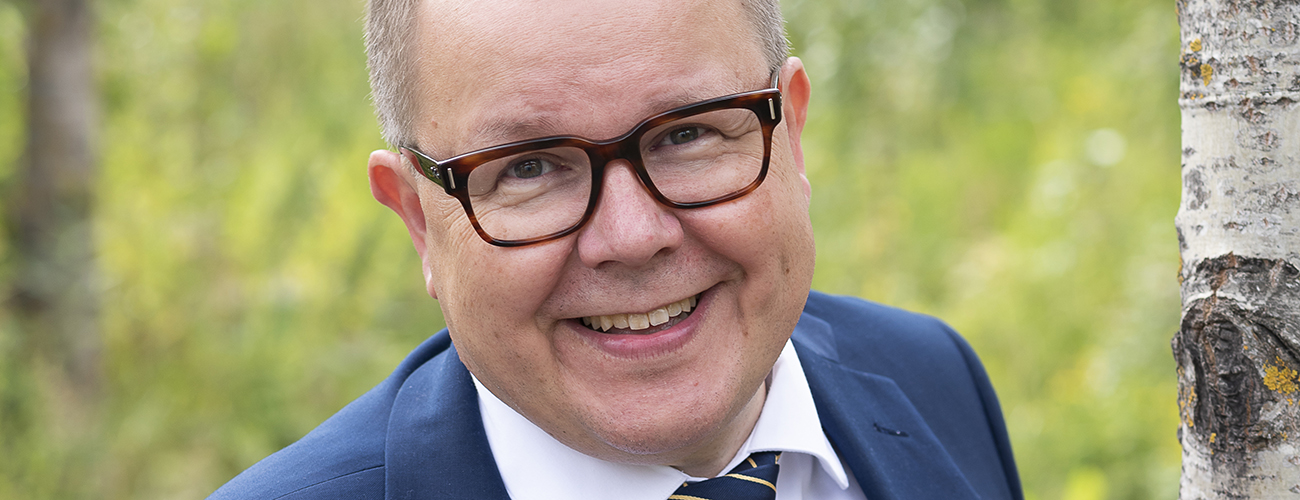 Lappeenrannan–Lahden teknillisen yliopiston LUTin rehtori Juha-Matti Saksa hymyilee ja katsoo kohti kameraa.