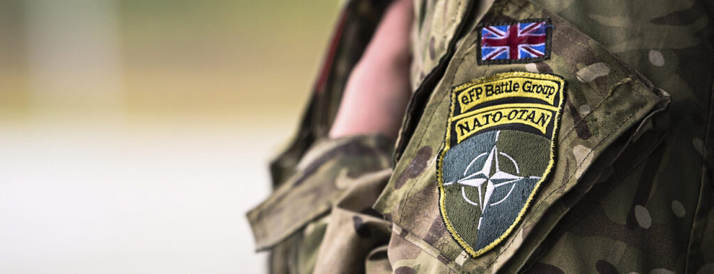 Sotilaan hihassa Nato merkki.