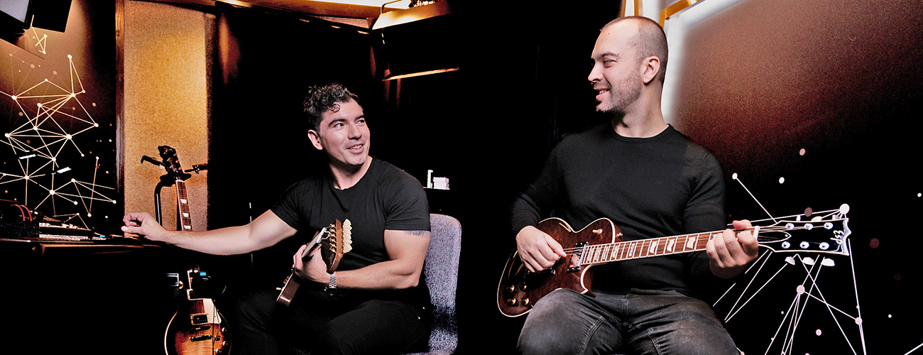 Neural DSP Technologiesin toimitusjohtaja ja perustajajäsen Douglas Castro sekä tuotejohtaja ja perustajajäsen Francisco Cresp soittavat kitaroita keskenään. 