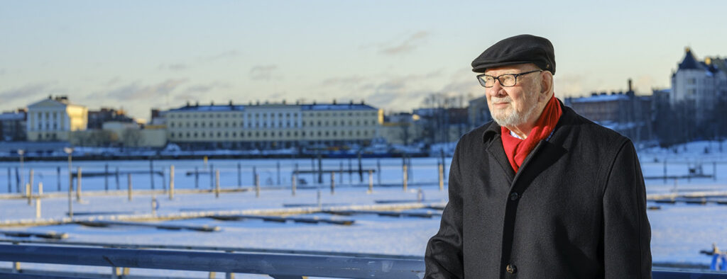 Jaakko Iloniemi katsoo eteenpäin merenrannalla Helsingin edustalla.