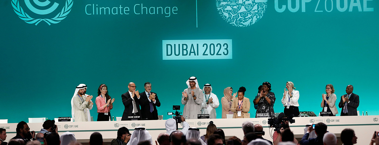 Ihmisiä Dubain ilmastokokouksessa.