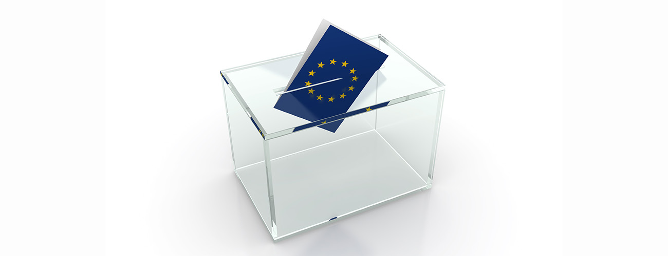Eurovaalin äänestysuurna, jonne äänestyslipuke tipahtamassa.